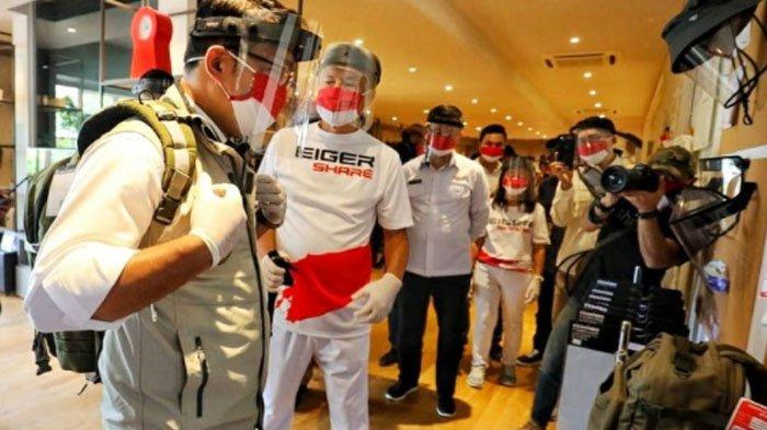 Ronny Lukito, CEO PT Eigerindo Multi Produk Industry bersama Gubernur Jabar Ridwan Kamil saat mengecek produksi alat pelindung diri.