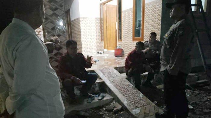 Rumah duka nenek tewas tergantung di Kecamatan Mangaran, Kabupaten Situbondo, Selasa (18/7/2023) malam. (SURYA.CO.ID/Izi Hartono)