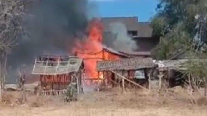 Nenek Menangis Saat Rumahnya Terbakar, Harta Hangus, Hanya Sapi Selamat