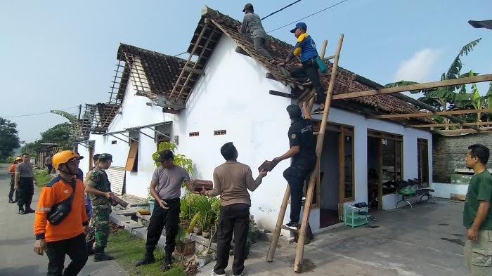 Warga Kecamatan Kota menghadapi hujan deras dan bau tanah menyengat