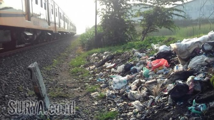 Warga Dusun Glintung Desa Kepatihan Kecamatan Menganti Gresik membuang sampah sembarangan, Minggu (25/3/2018).