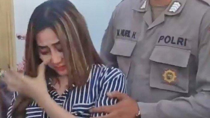 Seleb TikTok sekaligus Bhayangkari Polres Probolinggo, Luluk Sofiatul Jannah, meminta maaf kepada orang tua siswi magang sembari menangis, Rabu (6/9/2023).