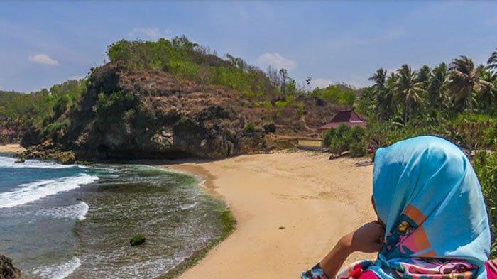 Seorang pengunjung menikmati keindahan Pantai Srau Kabupaten Pacitan.