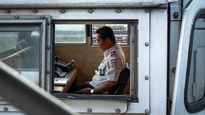 Viral Masinis Sholat Sambil Duduk Di Ruang Kemudi Kereta Api Netter