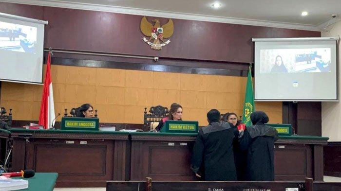 Sidang daring kasus polwan bakar suami di Pengadilan Negeri Mojokerto, Selasa (22/10/2024).
