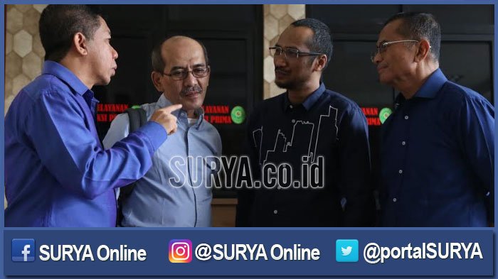 Dosen Universitas Indonesia, Efendi Gazali dan Faisal Basri serta bekas Ketua Komisi Pemberantasan Korupsi (KPK) Abraham Samad dan Dahlan Iskan berbincang di Pengadilan Tindak Pidana Korupsi (Tipikor) Surabaya di Sidoarjo, Selasa (13/12/2016). Dahlan adalah terdakwa obral aset PT PWU, BUMD Pemprov Jawa Timur.