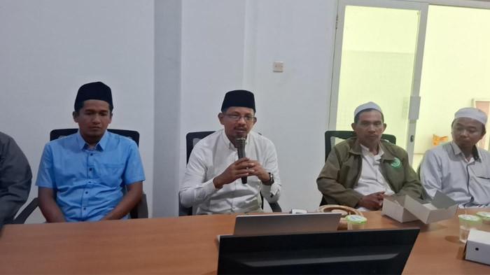SEPAKAT TANPA HOREG - Wakil Ketua MUI Bangkalan, KH Mohammad Nasih Aschal bersama sejumlah perwakilan pengusaha sound system dalam Rapat Komisi Fatwa MUI Bangkalan di Kantor Ponpes Syaikhona Kholil, Kelurahan Demangan, Selasa (22/7/2025).