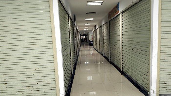 KOSONG MELOMPONG - Deretan stan di Pasar Turi Baru Surabaya yang belum terisi. Sebagian yang lain sudah terisi lengkap dengan nama toko, tapi tutup pada Jumat (13/12/2024).