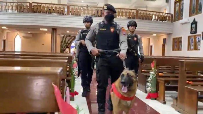 Polresta Banyuwangi Menggelar Sterilisasi Gereja untuk Pastikan Misa ...