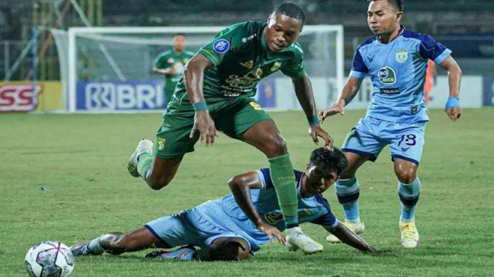 Striker asing Persebaya, Arsenio Valpoort, saat pertandingan Persela Vs Persebaya.