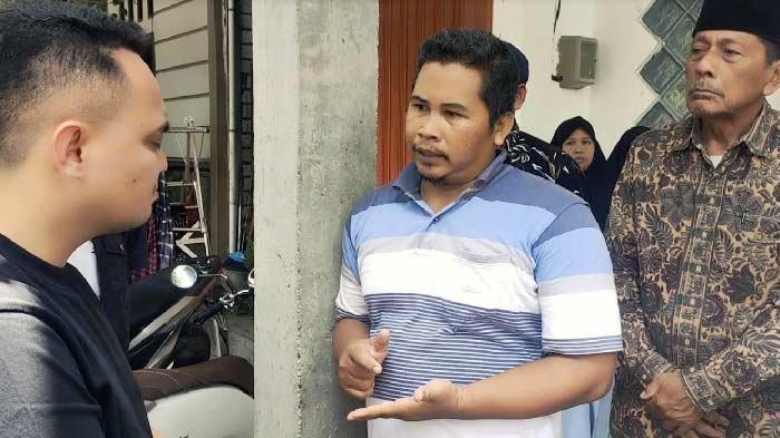 Mahfud saat berbicara dengan Kasatreskrim Polres Gresik AKP Aldhino Prima Wirdhan di depan rumah korban, Sabtu (16/3/2024).