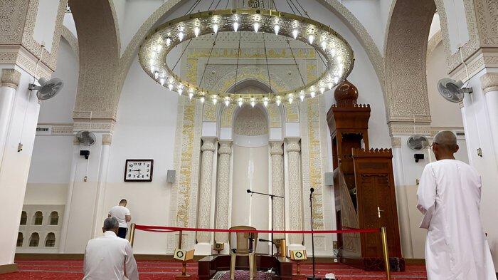 Suasana di dalam Masjid Qiblatain