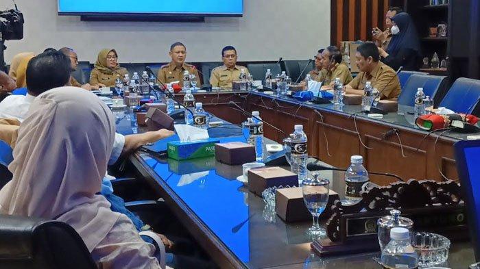 Suasana rapat dengar pendapat Komisi E dalam Rangka Koordinasi dan Tindaklanjut Aspirasi Masyarakat Terkait Evaluasi Pelaksanaan PPDB tahun 2023 dan Polemik Seragam Sekolah, Senin (31/7/2023).