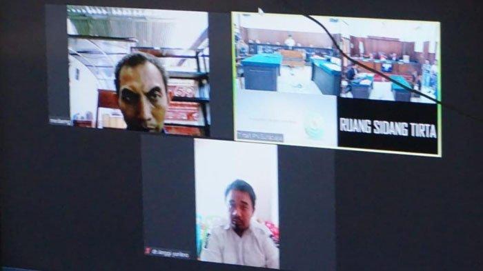 Susanto (kiri atas) saat menjalani sidang dokter gadungan secara online di PN Surabaya