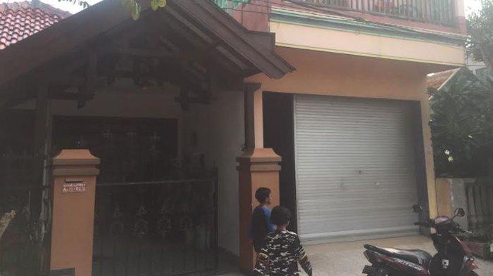 Suasana rumah kos di Jalan Kutisari Surabaya, tempat kejadian perkara pebinor bunuh bayi pacar.