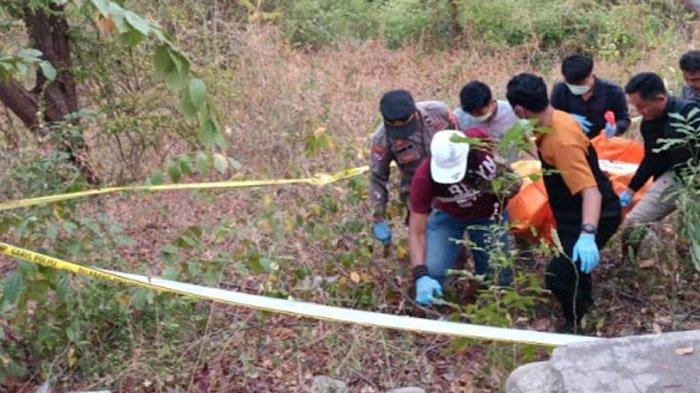 Polisi mengevakuasi jasad di kawasan wisata Tampora, Desa Kalianget, Kecamatan Banyuglugur, Kabupaten Situbondo, Selasa (27/6/2023) lalu.