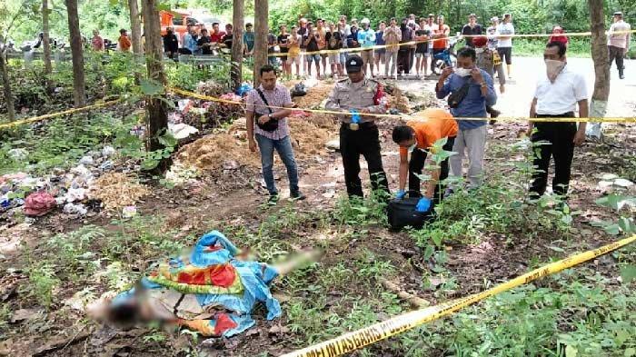 Tim Inafis Satreskrim Polres Nganjuk tengah melakukan olah TKP penemuan jasad perempuan di Kawasan Hutan Petak 117 RPH Tamanan Dusun Kedungpingit, Desa Sambikerep, Kecamatan Rejoso, Kabupaten Nganjuk, Senin (25/3/2024).