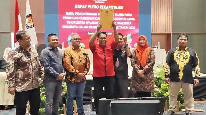 Tim saksi pasangan calon tunggal Wali Kota-Wakil Wali Kota, Eri Cahyadi-Armuji menerima salinan hasil rekapitulasi perolehan suara untuk Pilwali Surabaya 2024, Rabu (4/12/2024).