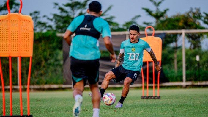 GABUNG PERSEBAYA - Gali Freitas saat menjalani sesi latihan tim di Lapangan ABC Kompleks Stadion Gelora Bung Tomo (GBT) Surabaya. Pemain asal Timor Leste itu mengaku senang bergabung dengan Persebaya, tim besar dengan fasilitas bagus juga memiliki suporter loyal, Bonek.