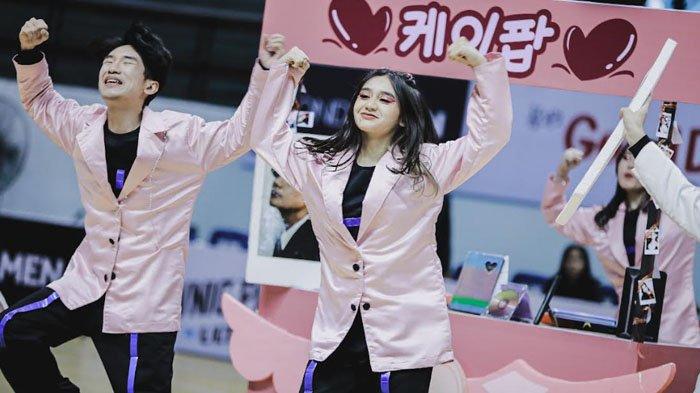 Penampilan Warriors, tim dance SMA JAC Surabaya dalam DBL Dance Competition 2023 Seri Surabaya. Mereka termasuk salah satu dari sepuluh tim dance terpilih yang akan bersaing menjadi terbaik.