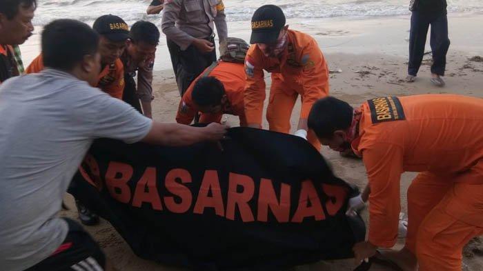 Tim gabungan SAR mengevakuasi korban tenggelamnya kapal Arim Jaya. Data terbaru yang diperoleh SURYA.co.id dari Basarnas Surabaya, hingga Rabu (19/6/2016) pagi menyebutkan ada dua jenazah lagi yang ditemukan.
