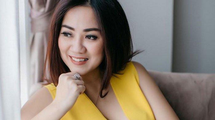 Tante Ernie Pemersatu Bangsa Bagikan Tips Awet Muda dan Rahasia Kecantikannya.