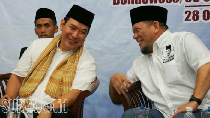 Kandidat Bacagub Jatim, La Nyalla Mattalitti (kanan) berbincang dengan Tommy Soeharto di Bondowoso, Sabtu (29/10/2017) malam.