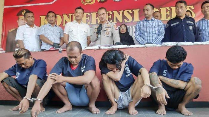 Polisi menunjukan tersangka dan puluhan ribu butir pil karnopen saat ungkap kasus di Mapolres Tuban, Rabu (5/7/2023).