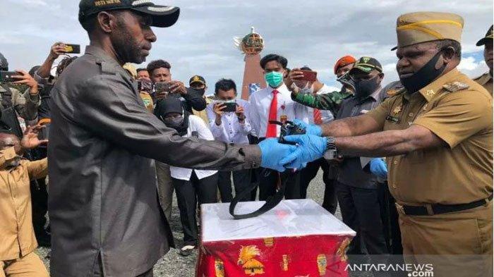 Satu pucuk pistol jenis Baretta beserta lima butir amunisi milik anggota KKB Papu Tendison Enumbi yang diserahkan oleh Anggota DPRD Puncak Jaya Koti Weya kepada Bupati Yuni Wonda di sela sela kegiatan apel gabungan Senin (22/6/2020) pagi di lapangan upacara kantor bupati setempat.