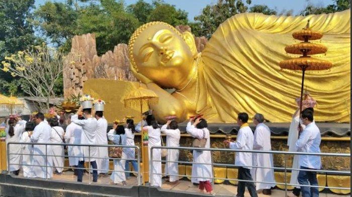 Umat Buddha melakukan rangkaian upacara Pradaksina menjelang puncak Waisak di Maha Vihara Mojopahit, Desa Bejijong, Kecamatan Trowulan, Kabupaten Mojokerto, Minggu (4/6/2023).