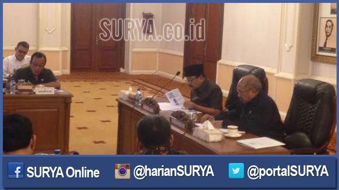 Gubernur Soekarwo (kiri) didampingi Wakil Ketua Komisi VI DPR RI, Azam Azman Natawijaya, dalam pertemuan di Gedung Negara Grahadi, Senin (9/5/2016) sore.