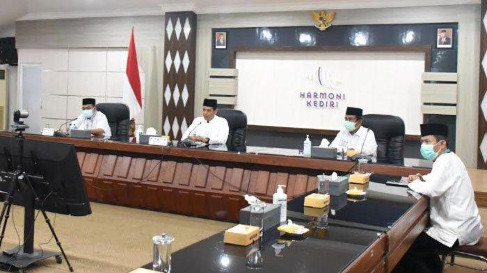 Wali Kota Kediri bersama tokoh masyarakat saat doa bersama