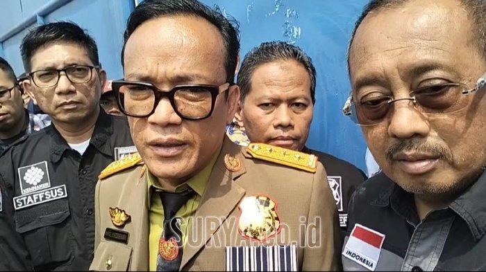 DATANG - Wakil Menteri Tenaga Kerja Immanuel Ebenezer saat mendatangi perusahaan UD Sentoso Seal milik Jan Hwa Diana di Margomulyo, Surabaya, Kamis (17/4/2025).
