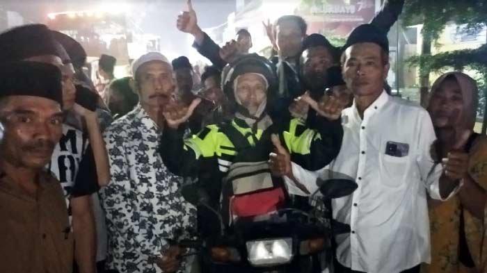 Para warga Desa Menampu di Kecamatan Gumukmas, Jember, Jatim, saat melepas keberangkatan Damam Huri ibadah haji ke Tanah Suci Mekah naik sepeda motor pada Minggu (21/4/2024) malam.