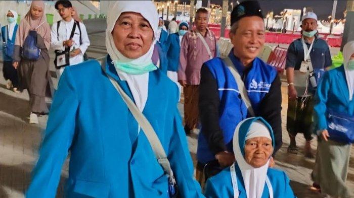 BERPULANG USAI HAJI : Hj Salimah Deman Sadih binti Deman (85), warga Kampung Burneh Barat, Desa/Kecamatan Burneh, Kabupaten Bangkalan bersama rombongan jamaah haji kloter 29 ketika melaksanakan ibadah haji. Almarhumah menghembuskan nafas terakhir sekitar 30 menit pesawat akan mendarat di Bandara Juanda Surabaya, Jumat (20/6/2025) pada pukul 04.50 WIB