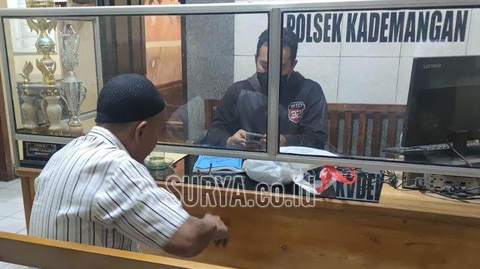 Petugas Polsek Kademangan tengah memintai keterangan sopir taksi online, Agus Susanto (63) warga Kecamatan Tanggulangin, Kabupaten Sidoarjo, yang jadi korban aksi begal, Jumat (21/7/2023).
