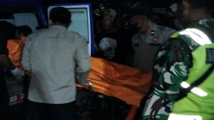 Polisi mengevakuasi jenazah bersimbah darah di Kelurahan Antirogo, Kecamatan Sumbersari, Kabupaten Jember, Sabtu (2/11/2024) malam.