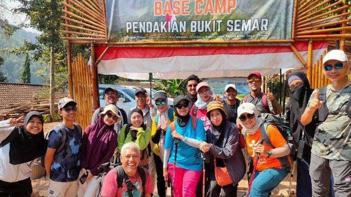 WISATA ALAM - Para pendaki bersiap mendaki ke Bukit Semar, melalui basecamp registrasi di Desa Dilem, Kecamatan Gondang, Kabupaten Mojokerto.