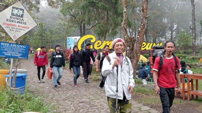 Para Pendaki menikmati pemandangan sepanjang pendakian Gunung Lawu via Cemorosewu, Desa Ngancar, Kecamatan Plaosan, Kabupaten Magetan, Minggu (7/7/2024) 