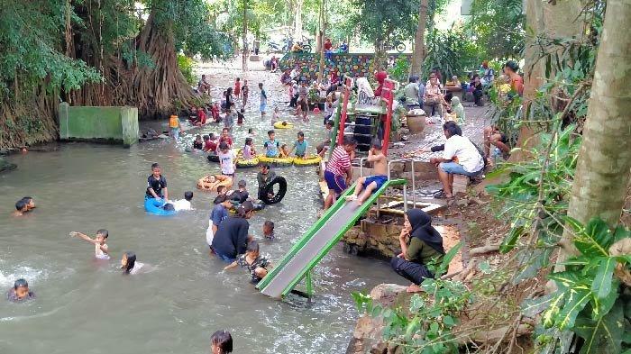 empat wisata Sumber Banteng diKelurahan Tempurejo, Kota Kediri kebanjiran pengunjung.