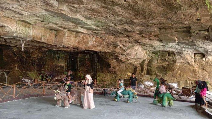 Pengunjung Wisata Dino Park Wisata Gunung Pundut (WGP)’ esa Ketanen, Kecamatan Panceng, Kabupaten Gresik, Minggu (20/10/2024).