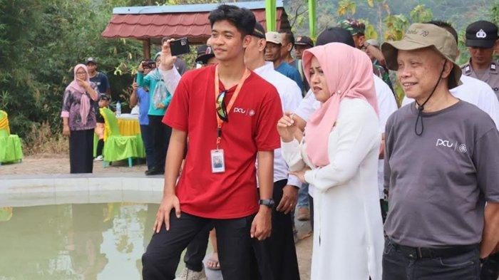 Bupati Mojokerto, Ikfina Fahmawati, seusai meresmikan objek wisata kolam renang atas awan di Desa Jembul.