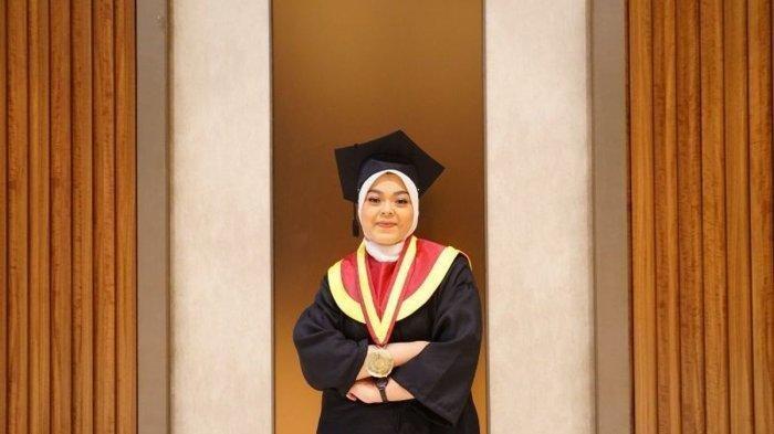Sosok Ragita, Satpam Universitas Muhammadiyah Surabaya Lulus Cumlaude,  Kuliah Sambil Kerja - Surya.co.id