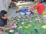 Kini-mereka-semuanya-menggunakan-daun-pisang-dan-daun-jati.jpg