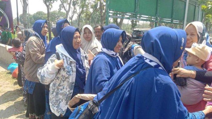  Suasana saat 35 warga Desa Genukwatu, Kecamatan Ngoro, Kabupaten Jombang, Jawa Timur, kembali ke kampung halaman setelah berangkat umrah secara bersama-sama, Senin (14/10/2024). (KOMPAS.COM/MOH. SYAFIÍ)
