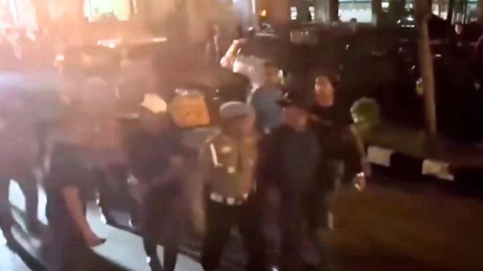 AKP Dadang Iskandar ngamuk saat menyerahkan diri ke Polda Sumbar