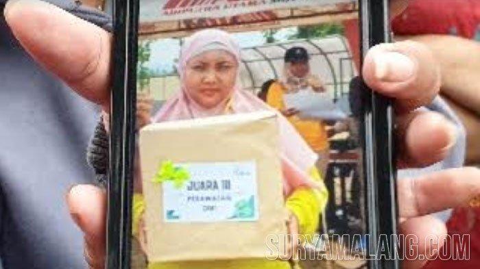 ANAK BUNUH AYAH - Warga menunjukkan foto Siti Nur Azizah (35), pelaku penganiayaan yang menyebabkan ayahnya meninggal dunia di Lingkungan Wates, Kelurahan Wates, Kecamatan Magersari, Kota Mojokerto, Kamis (30/11/2023).