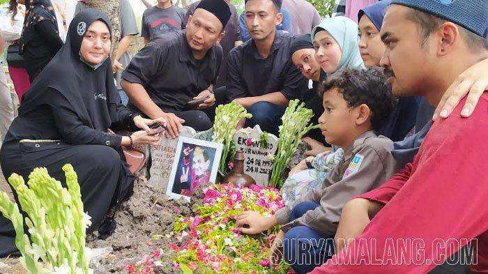 ANAK CUCU - Eko Londo menghembuskan nafas terakhir sekitar pukul 06.00 WIB, Jumat (24/11/2023). Jenazah kemudian disemayamkan di rumah duka Jalan Kembang Kuning Kulon 2 No 21 A, Pakis, Sawahan, Surabaya, sekitar pukul 11.25 WIB. Jenazah Eko Londo disalatkan di Masjid Rahmat, sekitar pukul 15.00 WIB, atau setelah ibadah Salat Asar berjamaah. Kemudian, jenazah dikebumikan di TPU Kembang Kuning, Surabaya, sekitar pukul 16.00 WIB. 