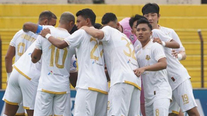 Para pemain Arema FC saat melakukan tos sebelum menghadapi Barito Putera di Pekan 10 Liga 1 2024-2025 yang berlangsung di Stadion Sultan Agung Bantul pada Jumat (1/11/2024).