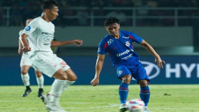MENANG - Pemain Arema FC Arkhan Fikri saat memberikan umpan di laga Persis VS Arema FC  pekan 30 Liga 1 2024/2025 pada Senin (5/5/2025). Arkhan Fikri sukses mencetak satu gol dalam pertandingan tersebut yang membuat Arema FC menang dengan skor 0-1.